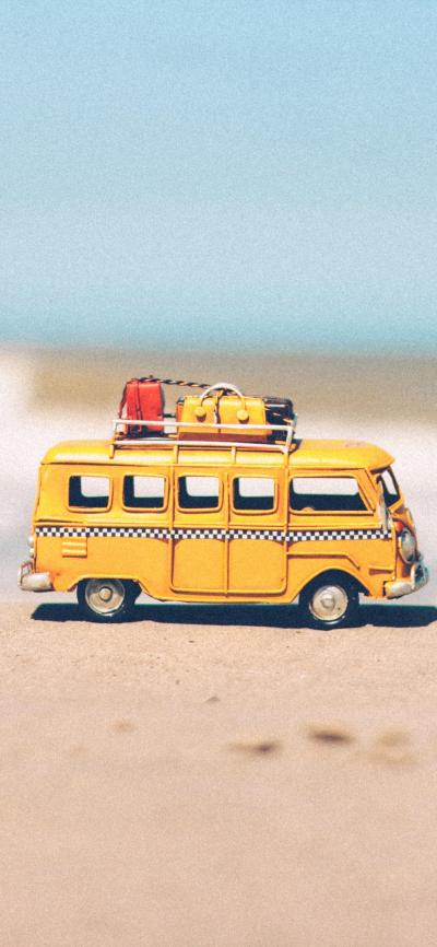 沙滩上的玩具大巴车图片