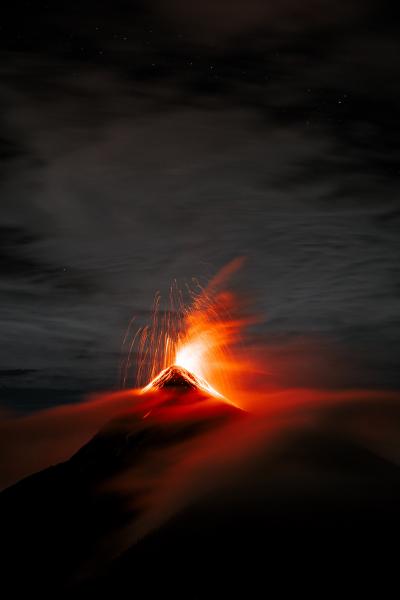 夜晚汹涌迸发的火山