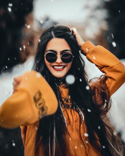 黄色卫衣欧美美女在下雪天笑容甜美