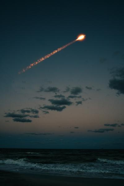 黑夜中划过天空的火箭