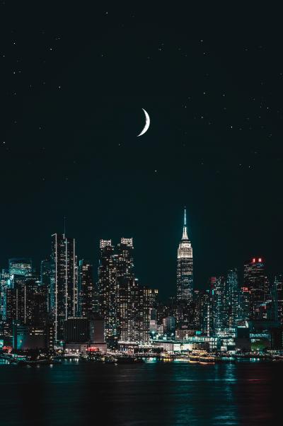 月亮挂在夜晚城市的上空