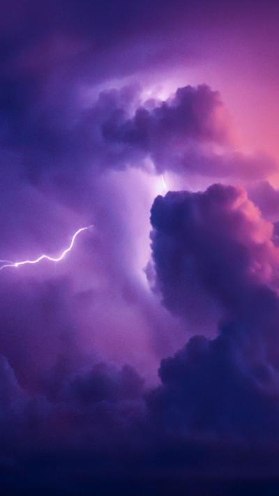 把天空染色的紫色闪电图片