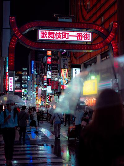 夜晚日本街头霓虹灯闪烁